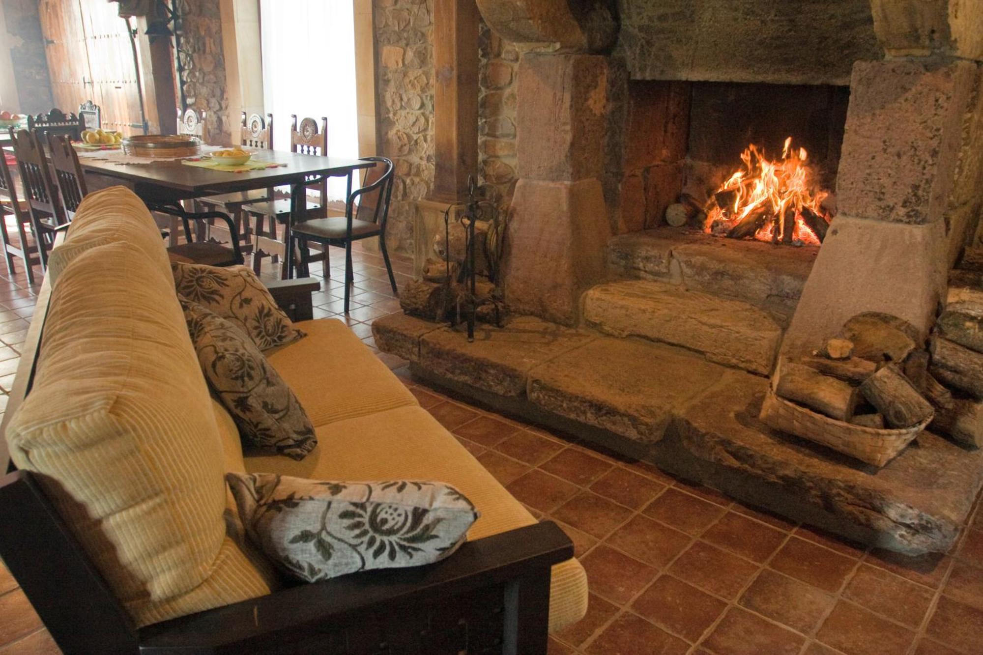 Posada Santa Eulalia Villanueva de la Pena Bagian luar foto